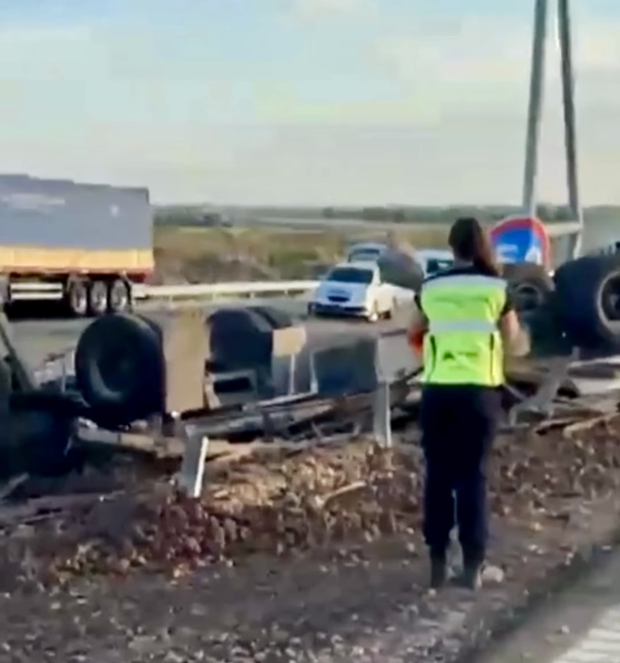 Un camión que era remolcado volcó en Variante Palmira