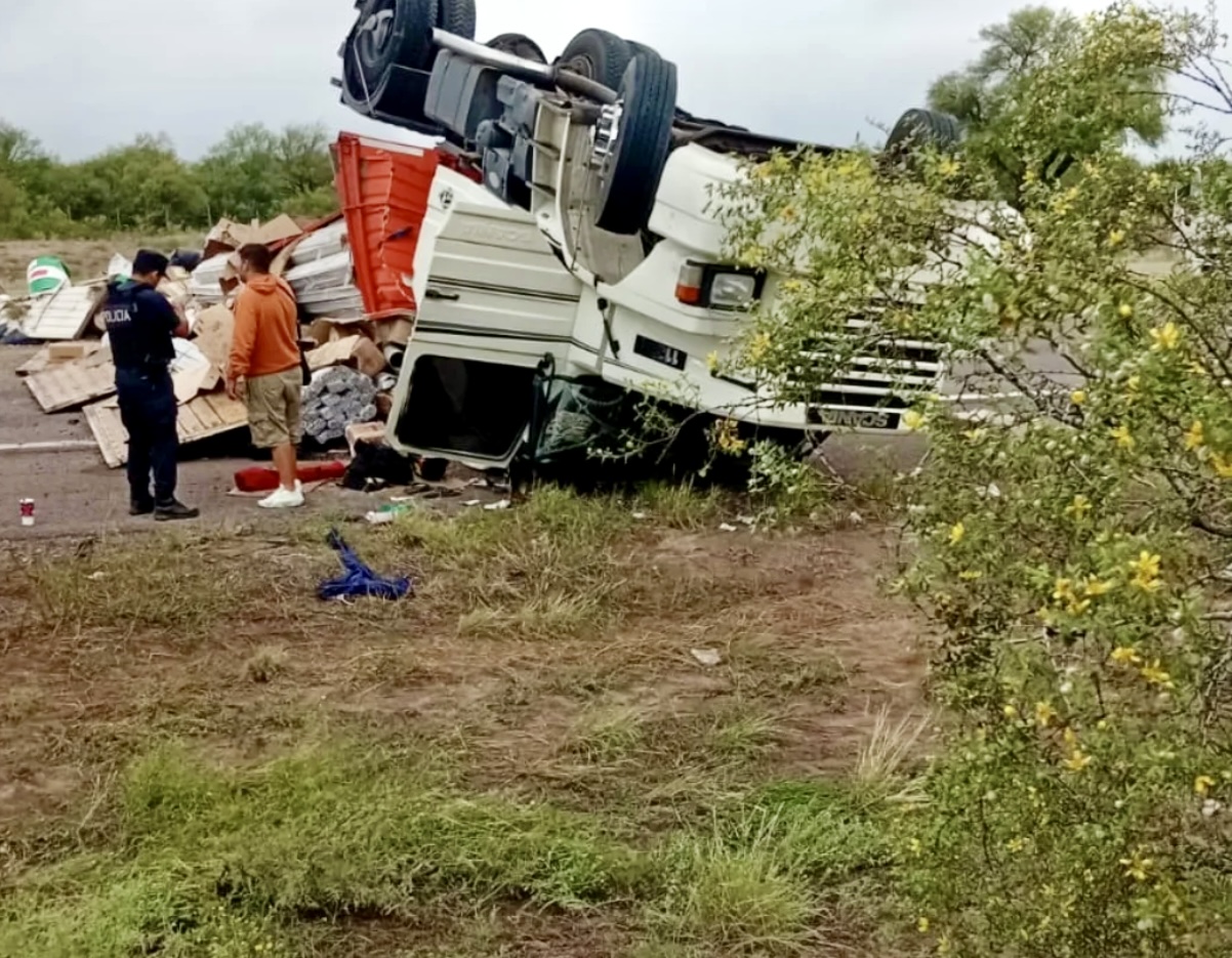 Vuelco en Ruta 7: un camión Scania protagonizó un accidente en La Paz