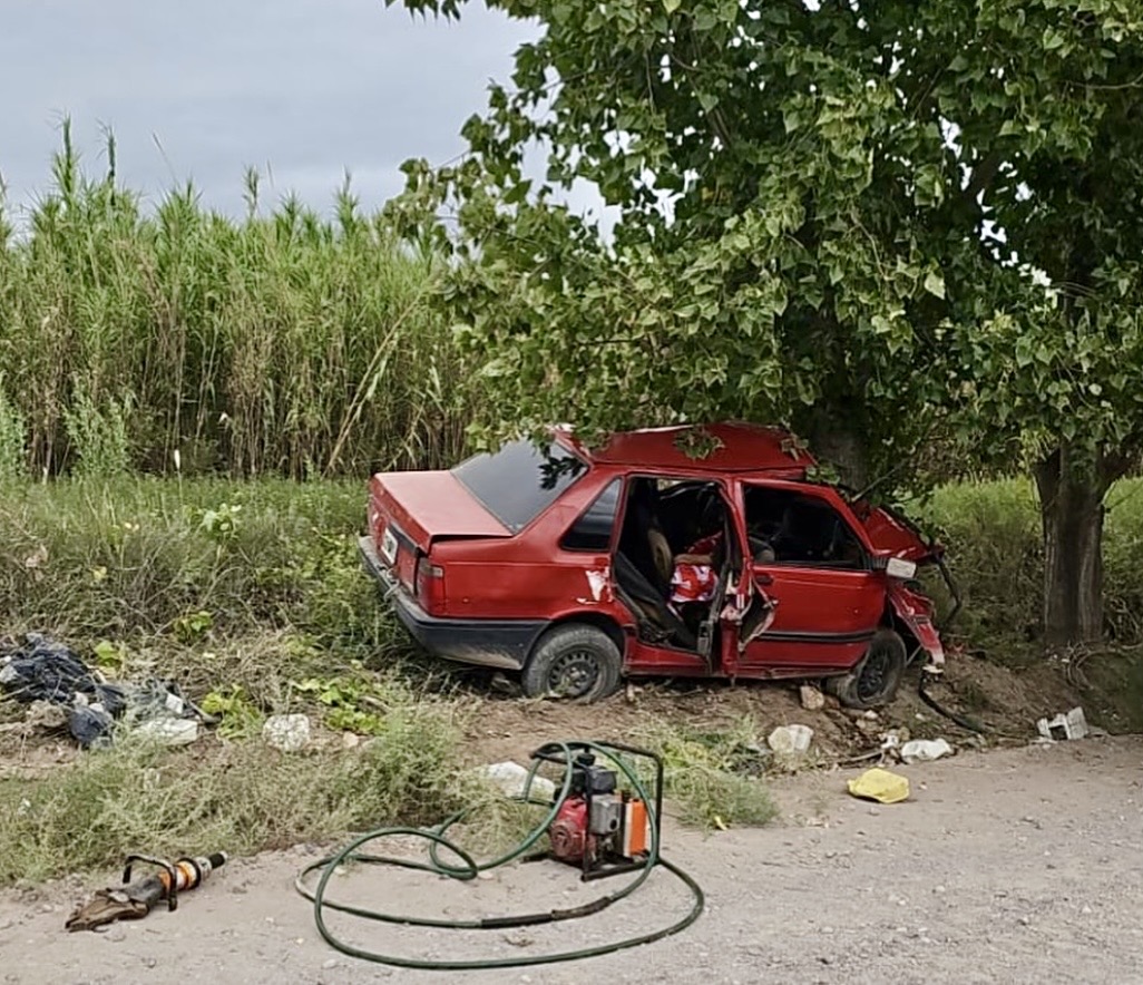 Tragedia en Junín: Un hombre de 32 años perdió la vida tras chocar contra un árbol