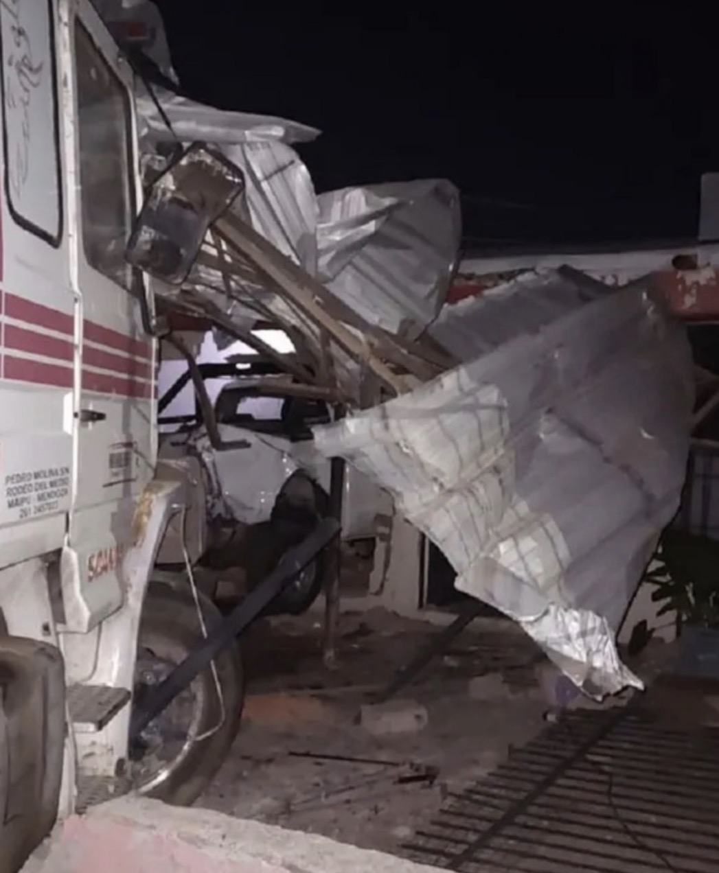 San Martín: un camión terminó dentro de una casa