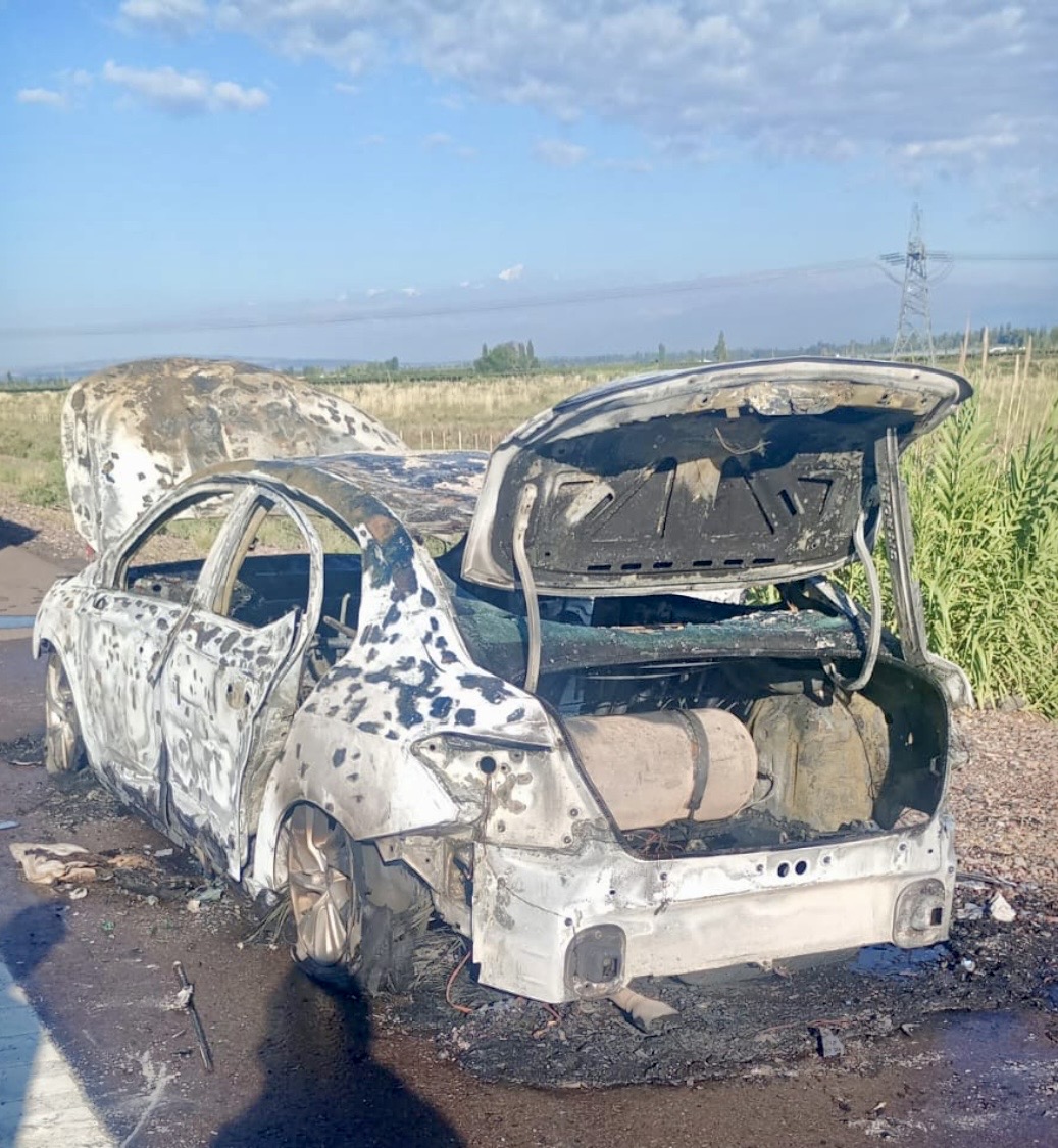 Un Citroën C4 terminó envuelto en llamas en la Variante Palmira